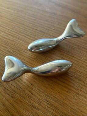 Set vintage minimalist MCM Hoselton aluminum whale sculptures, Made in Canada.